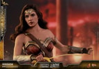 Wonder Woman Deluxe Version (Prototype Shown) View 15