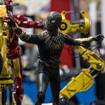 Spider-Man Black &amp; Gold Suit Quarter Scale Figure - Hot Toys