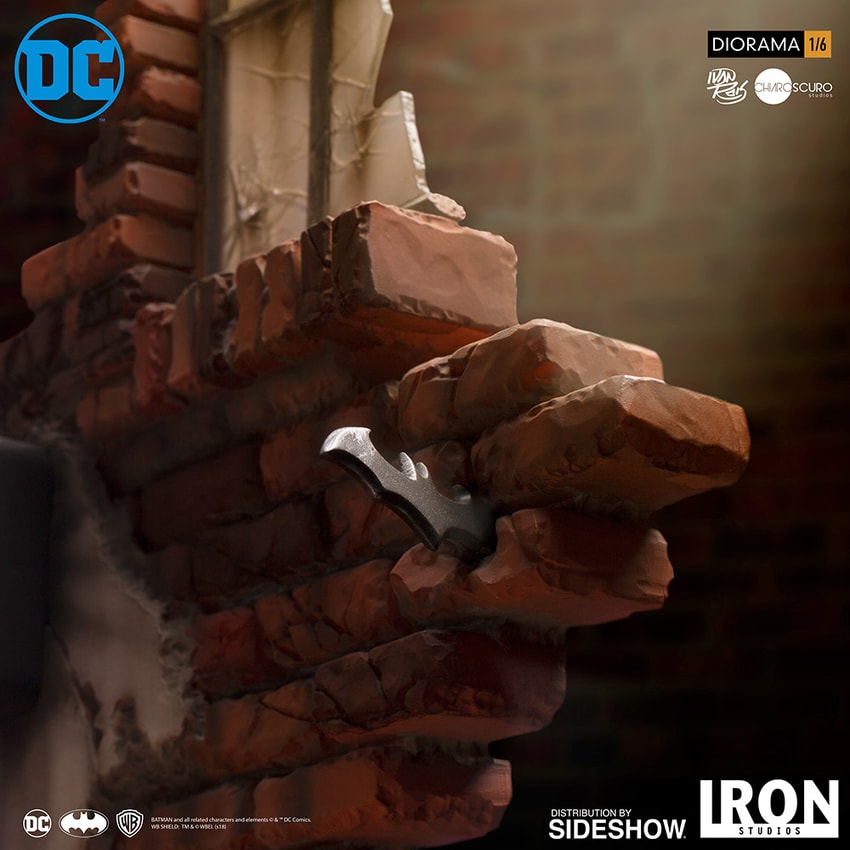DC Comics Batman vs The Joker Sixth Scale Diorama by Iron Studios