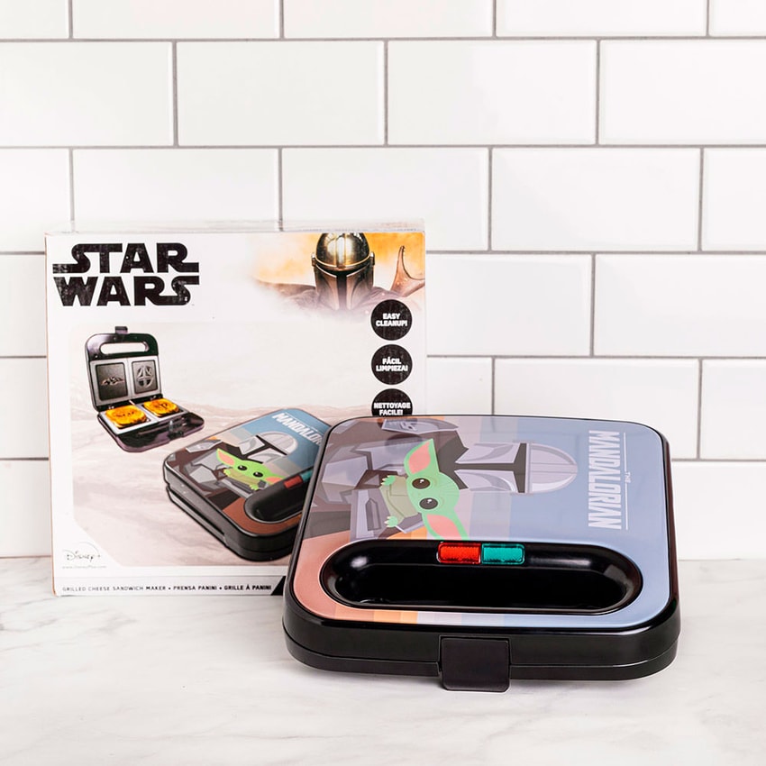 https://www.sideshow.com/cdn-cgi/image/height=850,quality=90,f=auto/https://www.sideshow.com/storage/product-images/907618/the-mandalorian-grilled-cheese-maker_star-wars_gallery_620a90a1be061.jpg