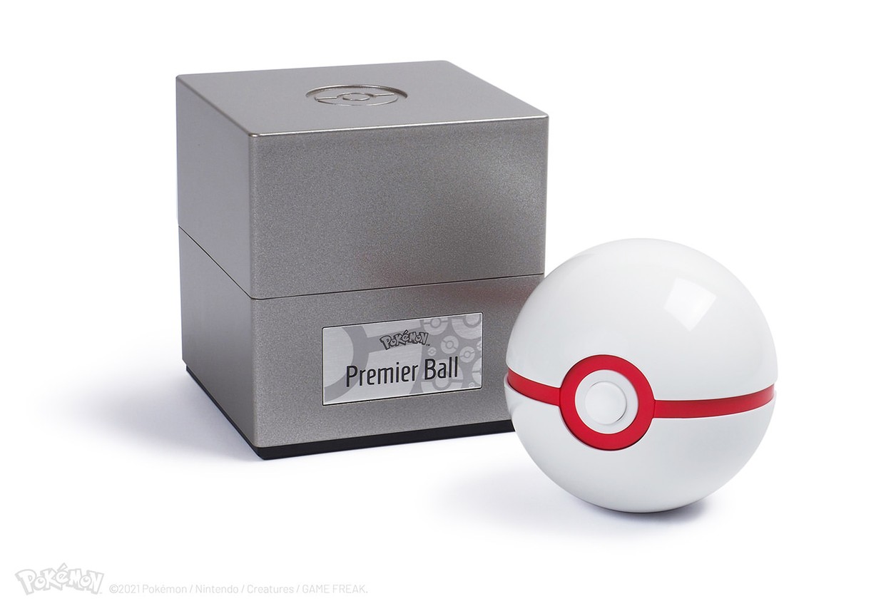 Poké Ball & Premier Ball from2007 1ed Premier Ball Replica | Sideshow Collectibles