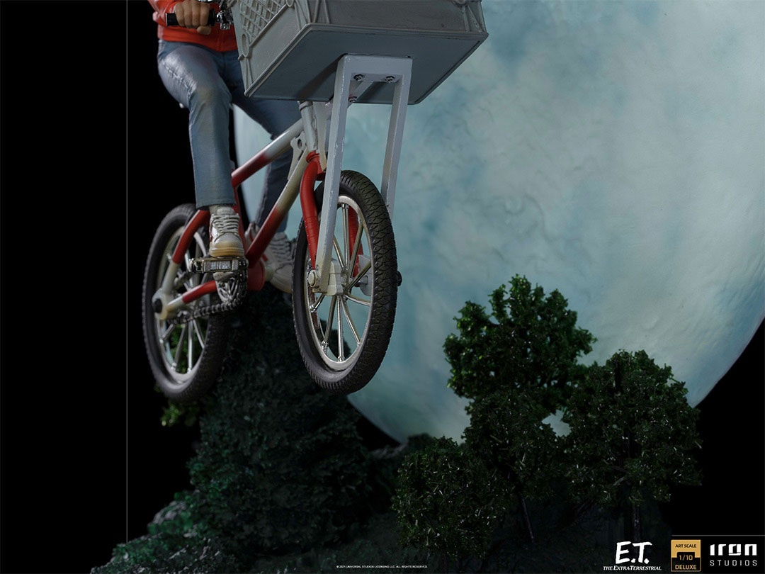 E.T. The Extra-Terrestrial E.T. & Elliot Deluxe 1:10 Scale Statue - Prototype Shown View 6