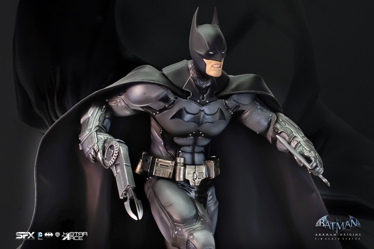 DC Comics Batman Arkham Origins 2.0 Deluxe Statues - Prototype Shown View 3