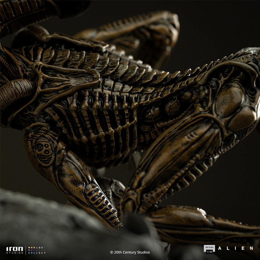 Ellen Ripley and Dog Alien 1:10 Scale Statue by Iron Studios