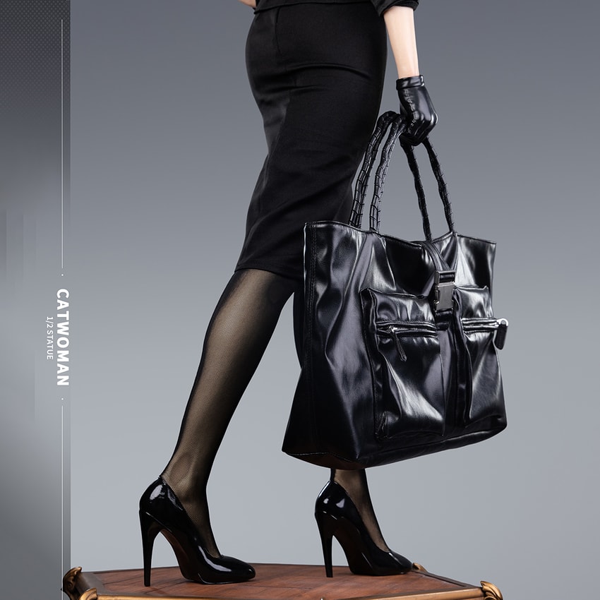 DC Comics Catwoman 1:2 Scale Statue - Prototype Shown View 5