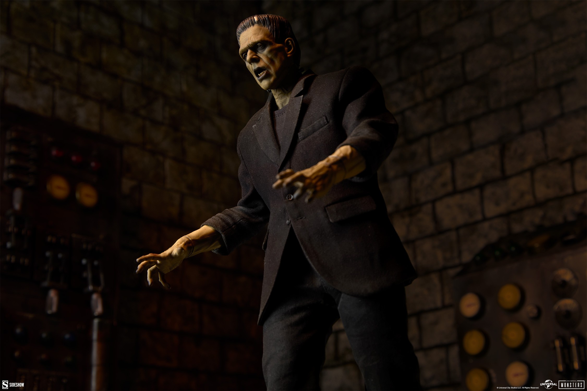 Universal Monsters Frankenstein (Deluxe Plus Edition) Sixth Scale Figure  (Prototype Shown) View 3