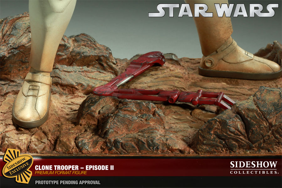 Star Wars Clone Trooper Premium Format™ Figure  View 7