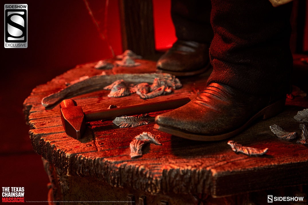 Texas Chainsaw Massacre Leatherface Premium Format™ Figure  Exclusive Edition View 2