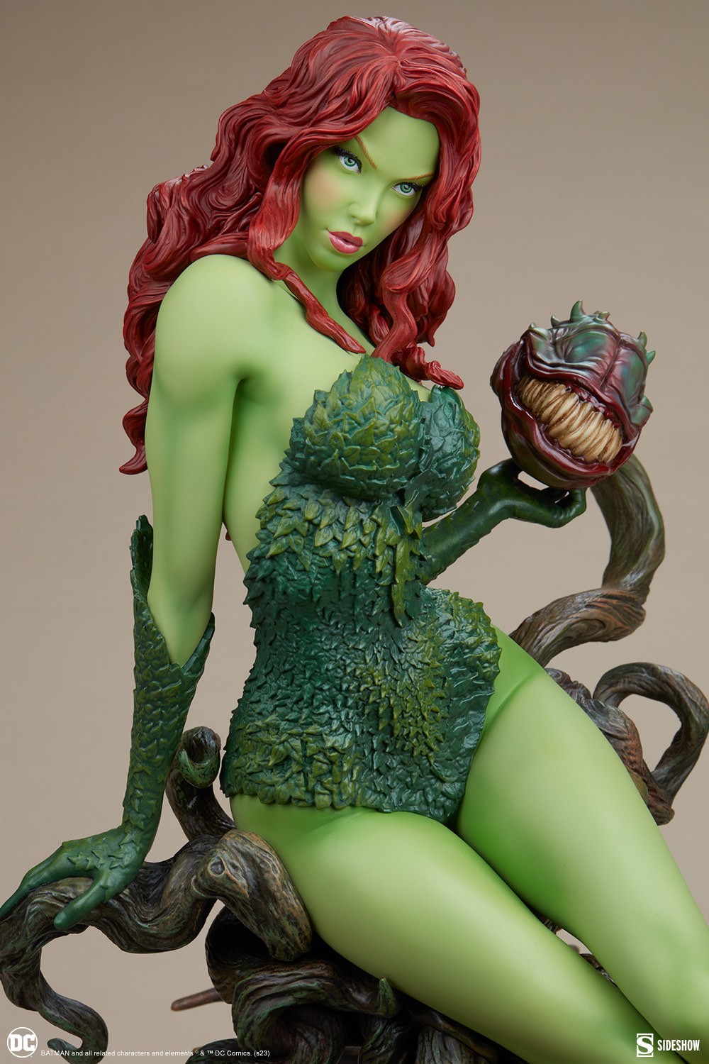 POISON IVY (GREEN VARIANT) Premium Format Figure Poison-ivy-green-variant_dc-comics_gallery_653ae6466a47f
