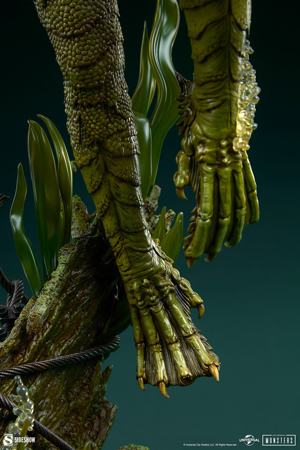 Universal Monsters Creature from the Black Lagoon Premium Format™ Figure  (Prototype Shown) View 14