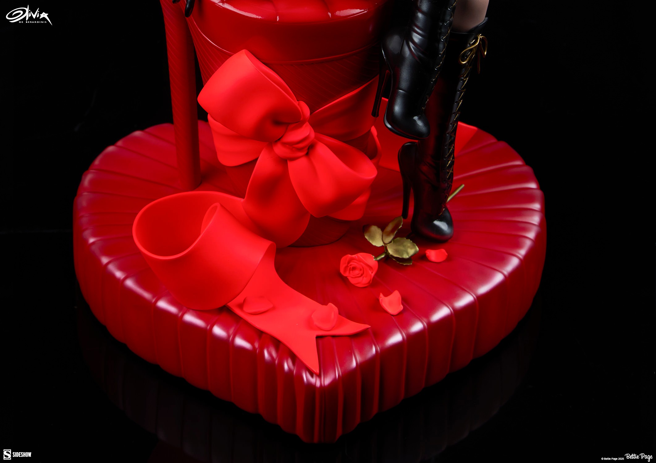 Bettie Page Bettie Page: Love Hurts Statues  View 10