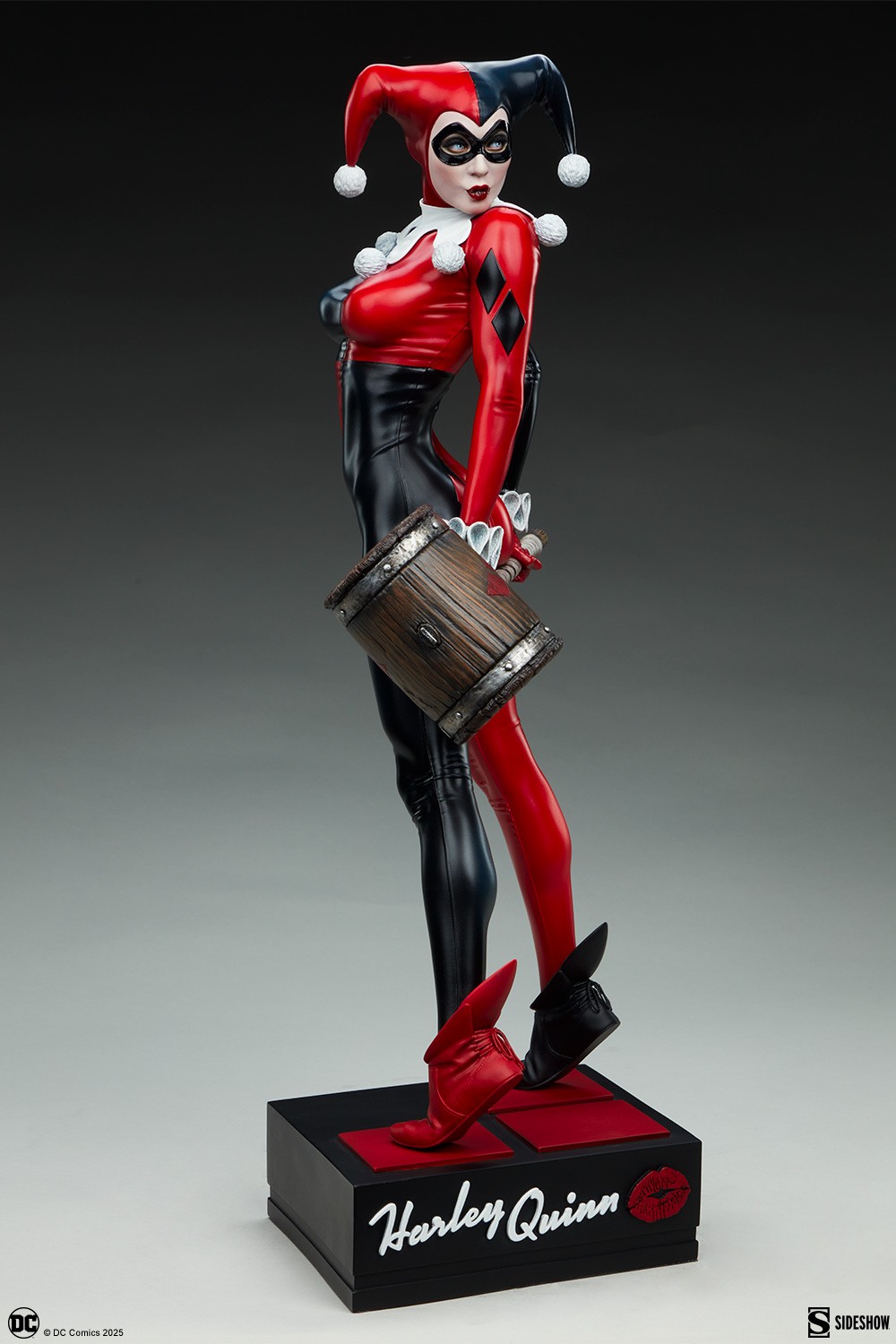Harley Quinn™ Premium Format™ Figure by Sideshow
