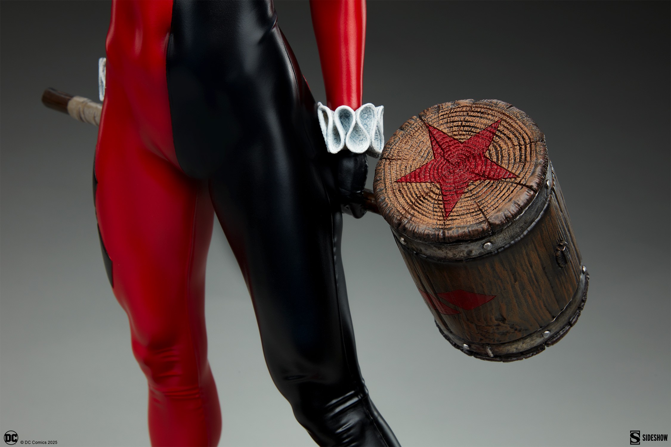DC Comics Harley Quinn™ Premium Format™ Figure  (Prototype Shown) View 12