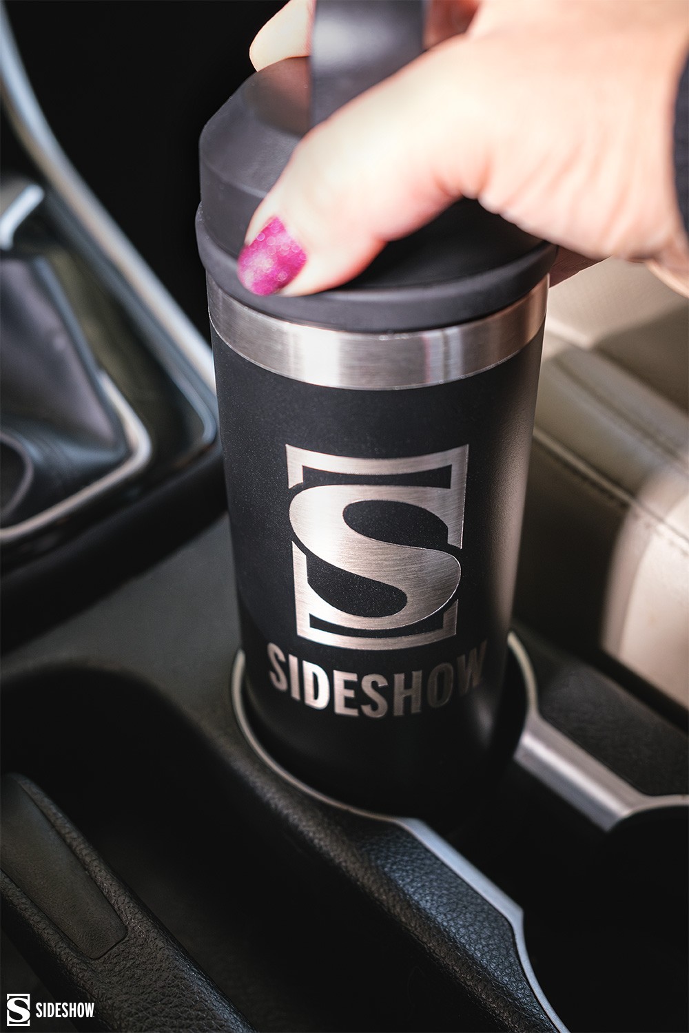 https://www.sideshow.com/cdn-cgi/image/quality=90,f=auto/https://www.sideshow.com/storage/product-images/502320/sideshow-x-yeti-water-bottle_sideshow-collectibles_gallery_6557a9fe54149.jpg