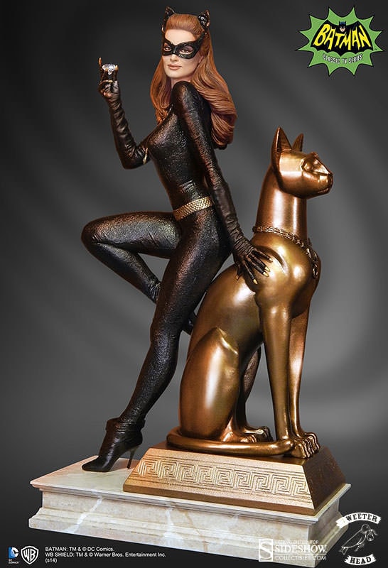 DC Comics Catwoman Maquette Diorama  View 3