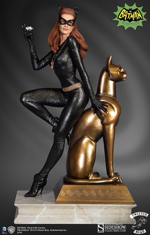 DC Comics Catwoman Maquette Diorama  View 4