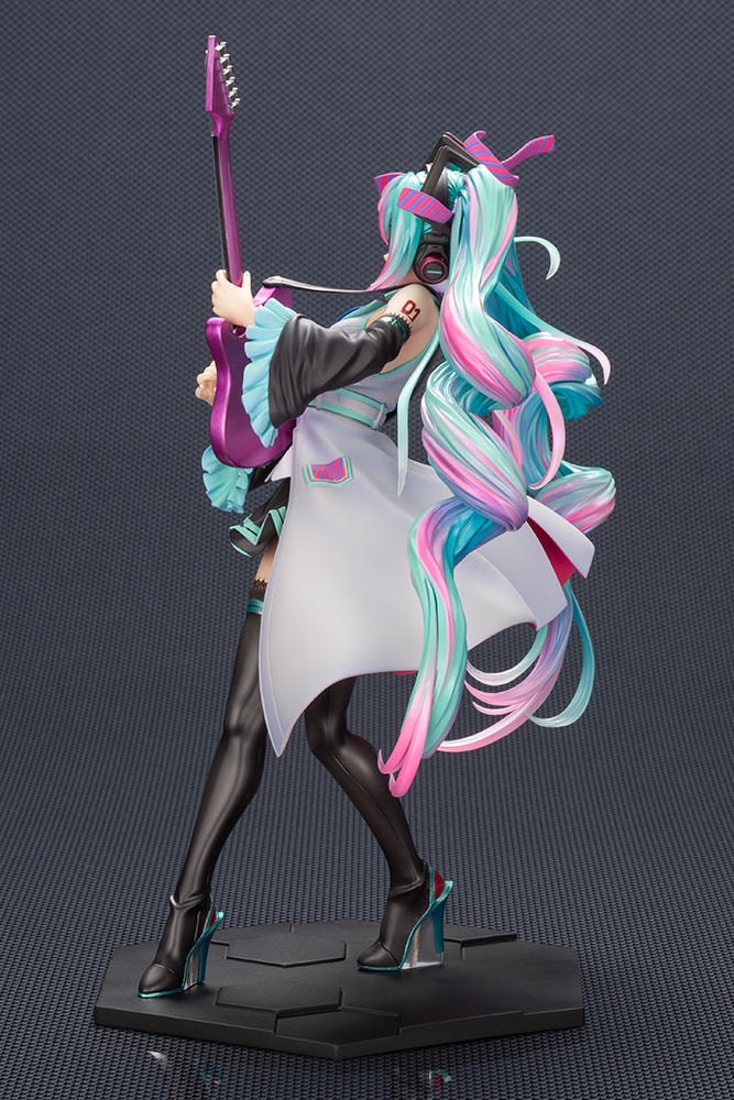 Piapro Characters Hatsune Miku ReMIX Collectible Figure  (Prototype Shown) View 8