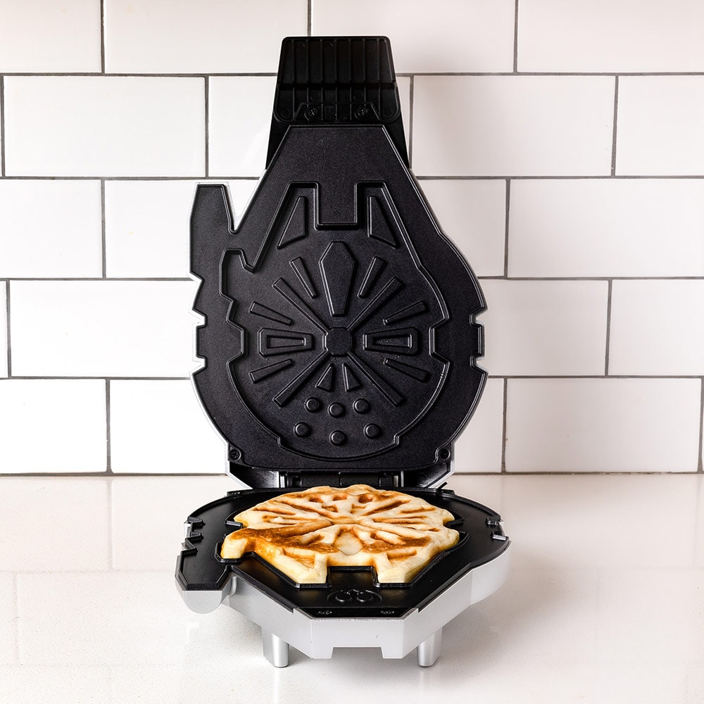 Deluxe Millennium Falcon Waffle Maker | Sideshow Collectibles