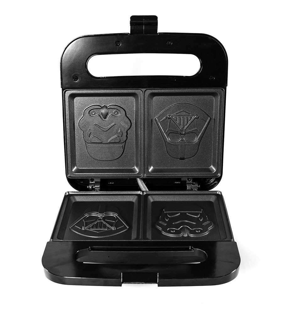 https://www.sideshow.com/cdn-cgi/image/quality=90,f=auto/https://www.sideshow.com/storage/product-images/907637/darth-vader-stormtrooper-grilled-cheese-maker_star-wars_gallery_620592bba2cab.jpg