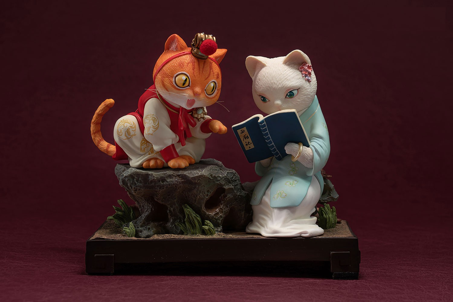 Dream of the Red Chamber Bao and Dai Cat Figurine  View 3