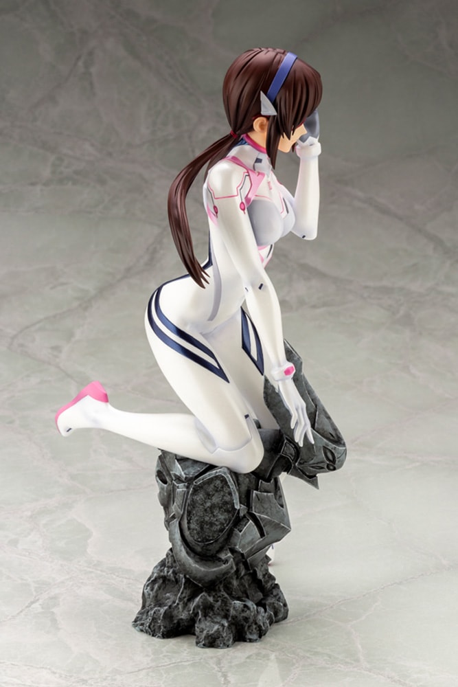 Mari Makinami Illustrious White Plugsuit Version