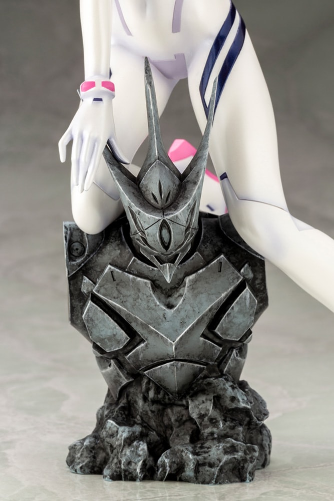 Mari Makinami Illustrious White Plugsuit Version