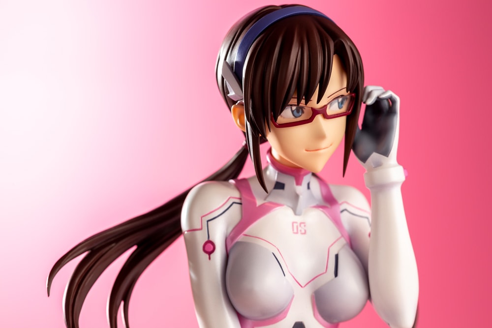 Mari Makinami Illustrious White Plugsuit Version