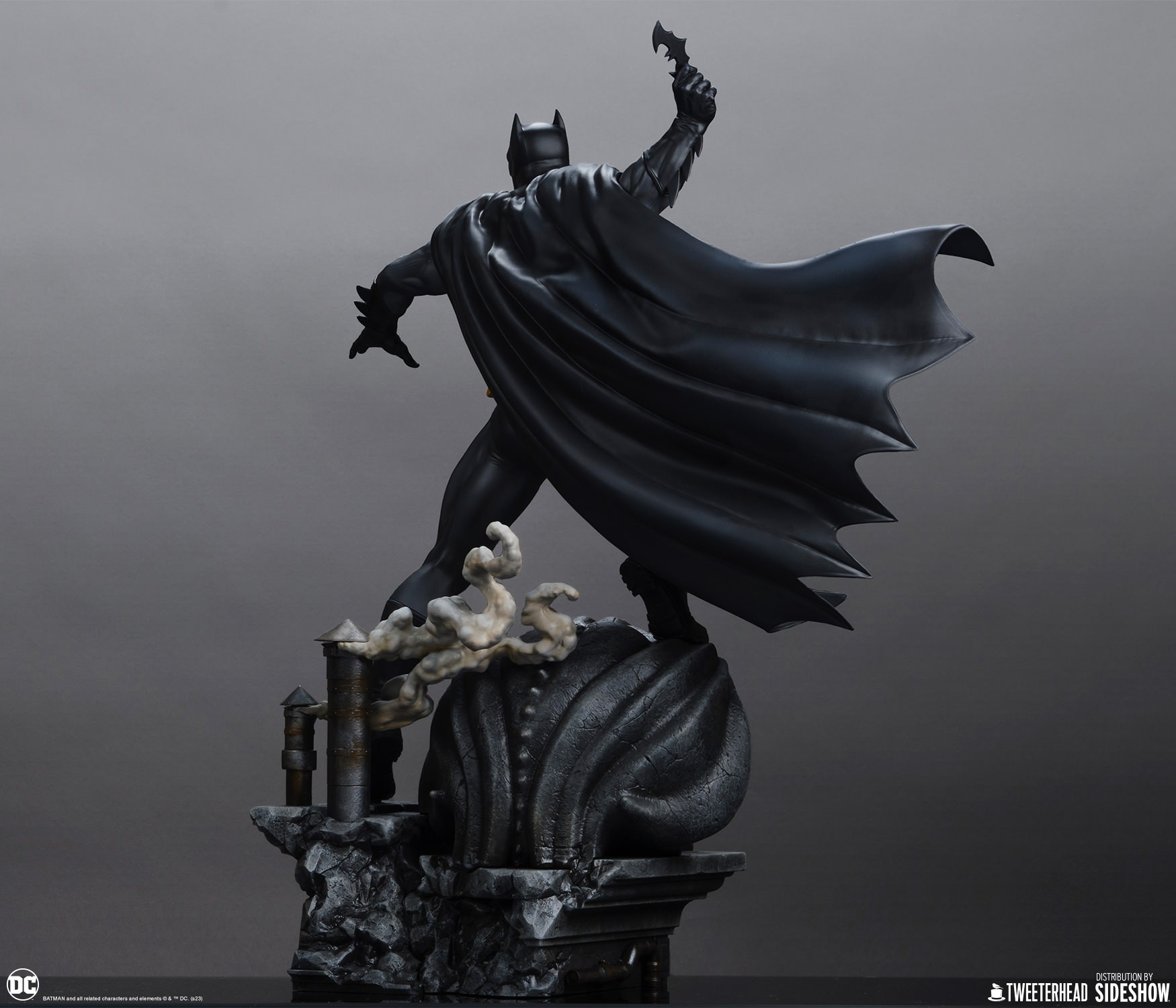 BATMAN : BLACK AND GRAY Edition Sixth Scale Maquette Batman-black-and-gray-edition_dc-comics_gallery_64b71a120f8c6