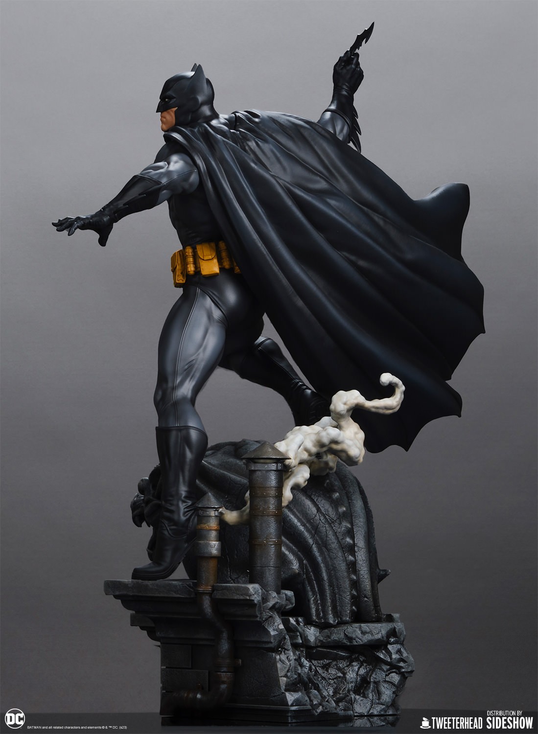 BATMAN : BLACK AND GRAY Edition Sixth Scale Maquette Batman-black-and-gray-edition_dc-comics_gallery_64b71a1322356