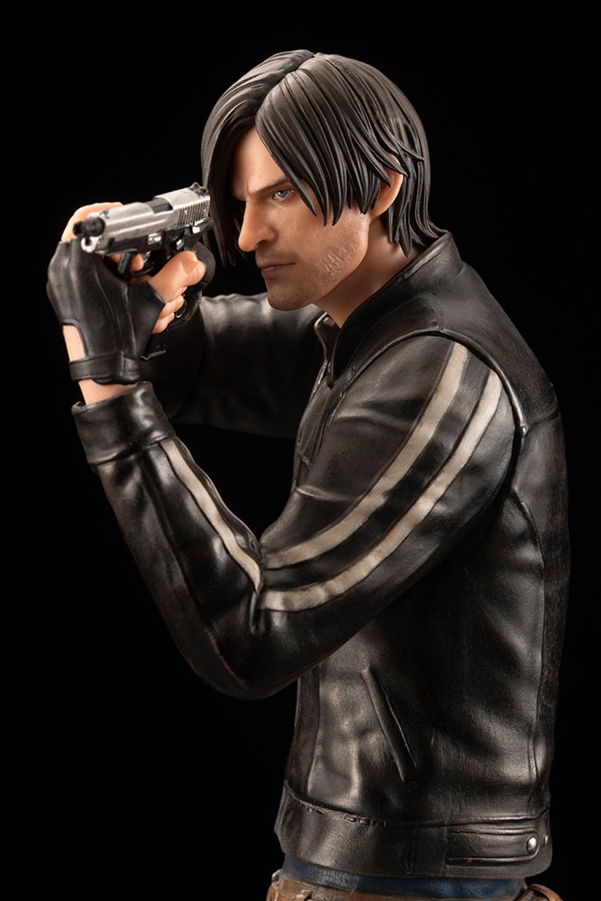 thumbnail image 2 of Leon Scott Kennedy Action Figure – Resident Evil – 33cm PVC Statue Model (No Box) 2 of 5
