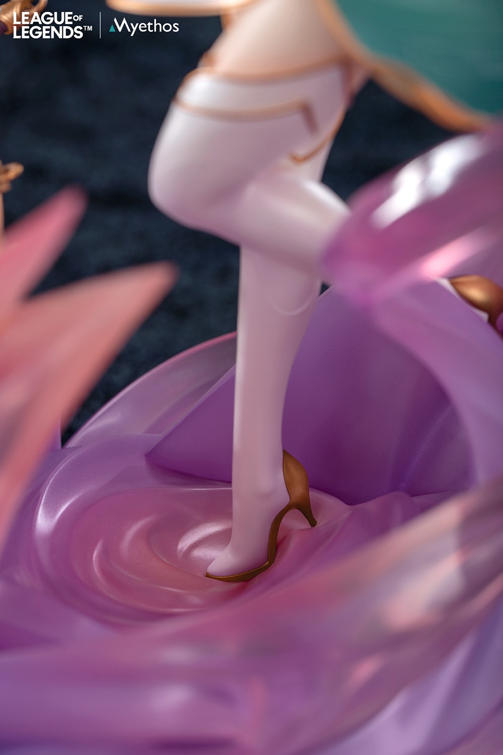 League of Legends Divine Sword Irelia Collectible Figure  View 13