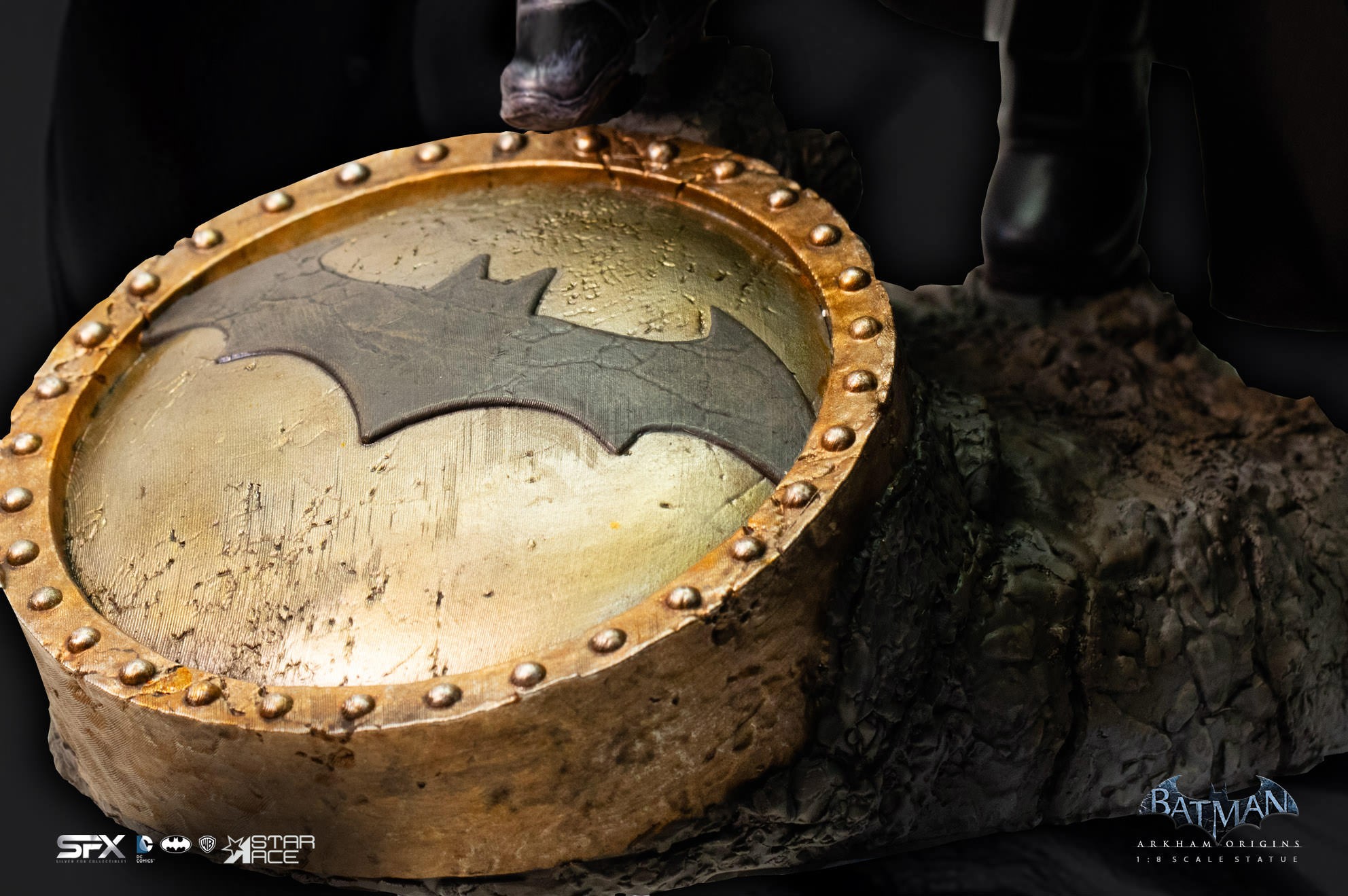 DC Comics Batman Arkham Origins 2.0 Deluxe Statues  (Prototype Shown) View 4