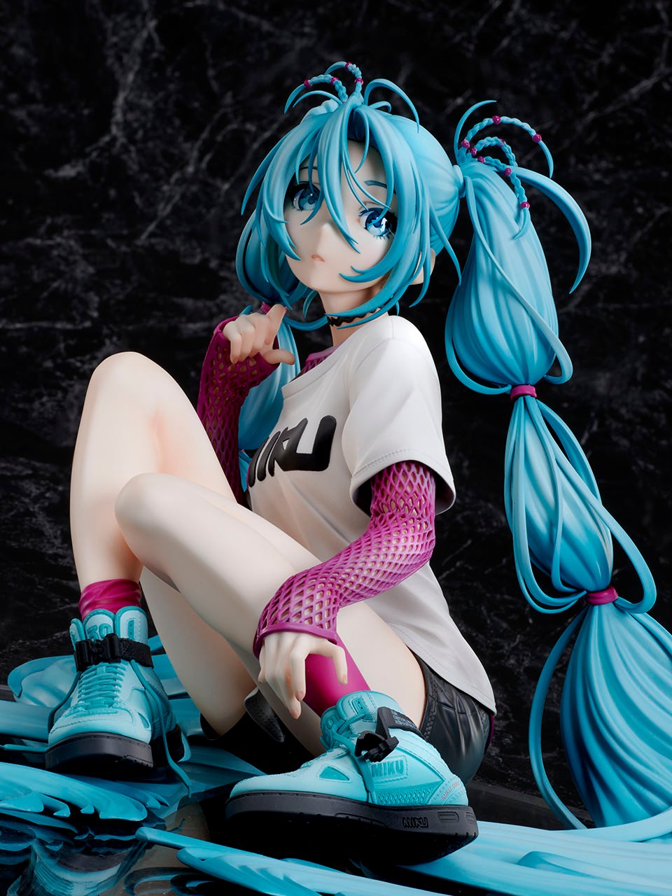 Hatsune Miku x Yoneyama Mai - The Latest Street Style 