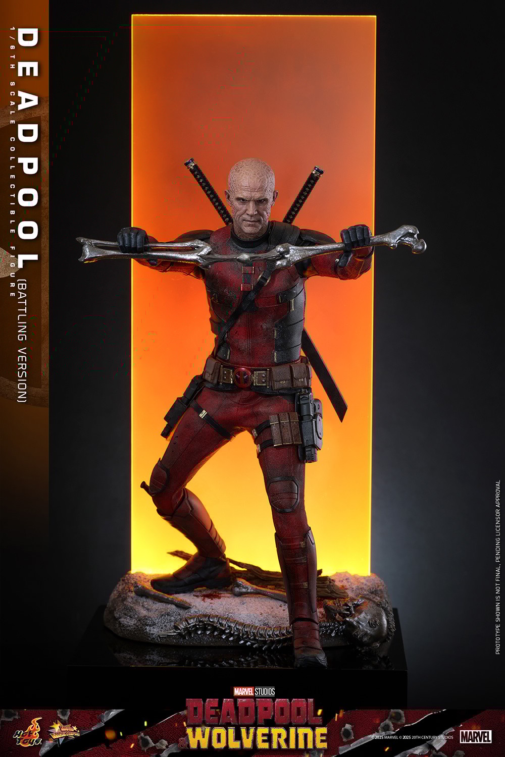 Detalhe do traje danificado e expressão do Deadpool