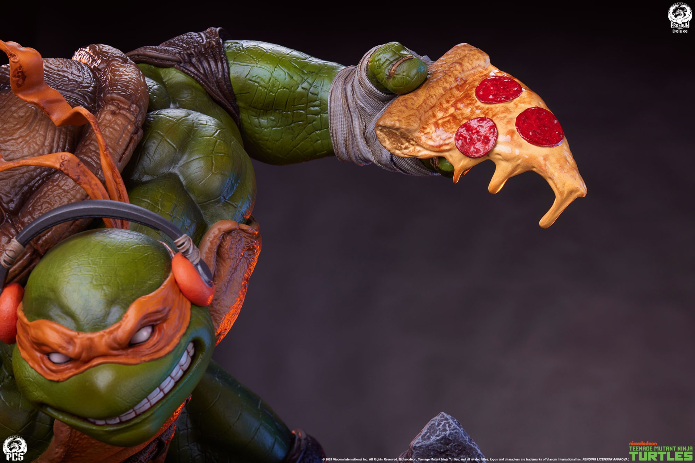 Teenage Mutant Ninja Turtles Michelangelo Deluxe 1:3 Scale Statue  (Prototype Shown) View 15