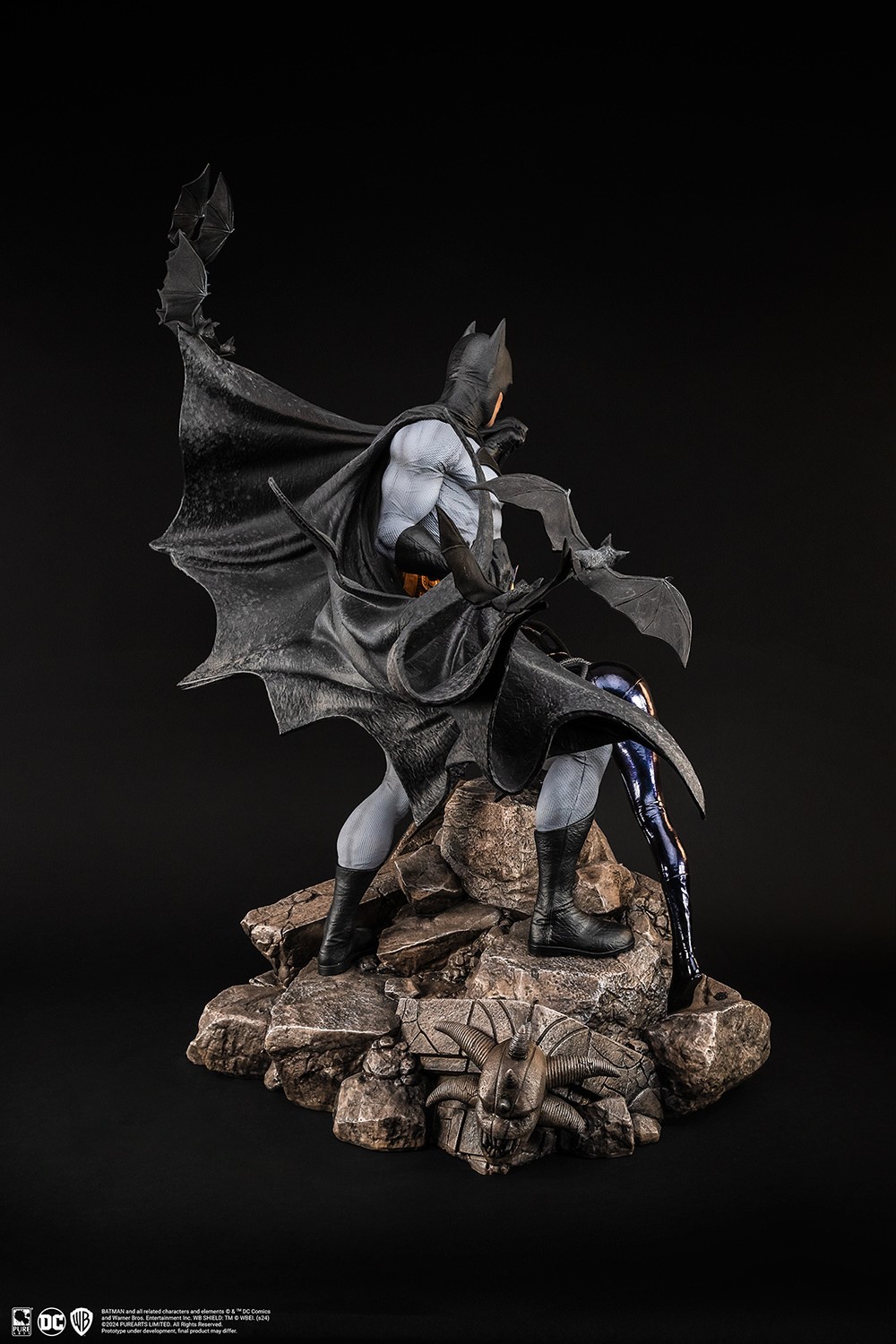 DC Comics Batman & Catwoman Reunion Statues  (Prototype Shown) View 8