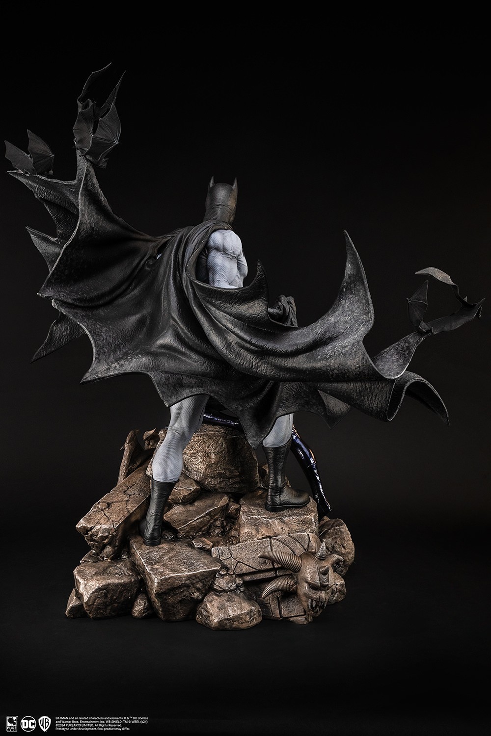 DC Comics Batman & Catwoman Reunion Statues  (Prototype Shown) View 9