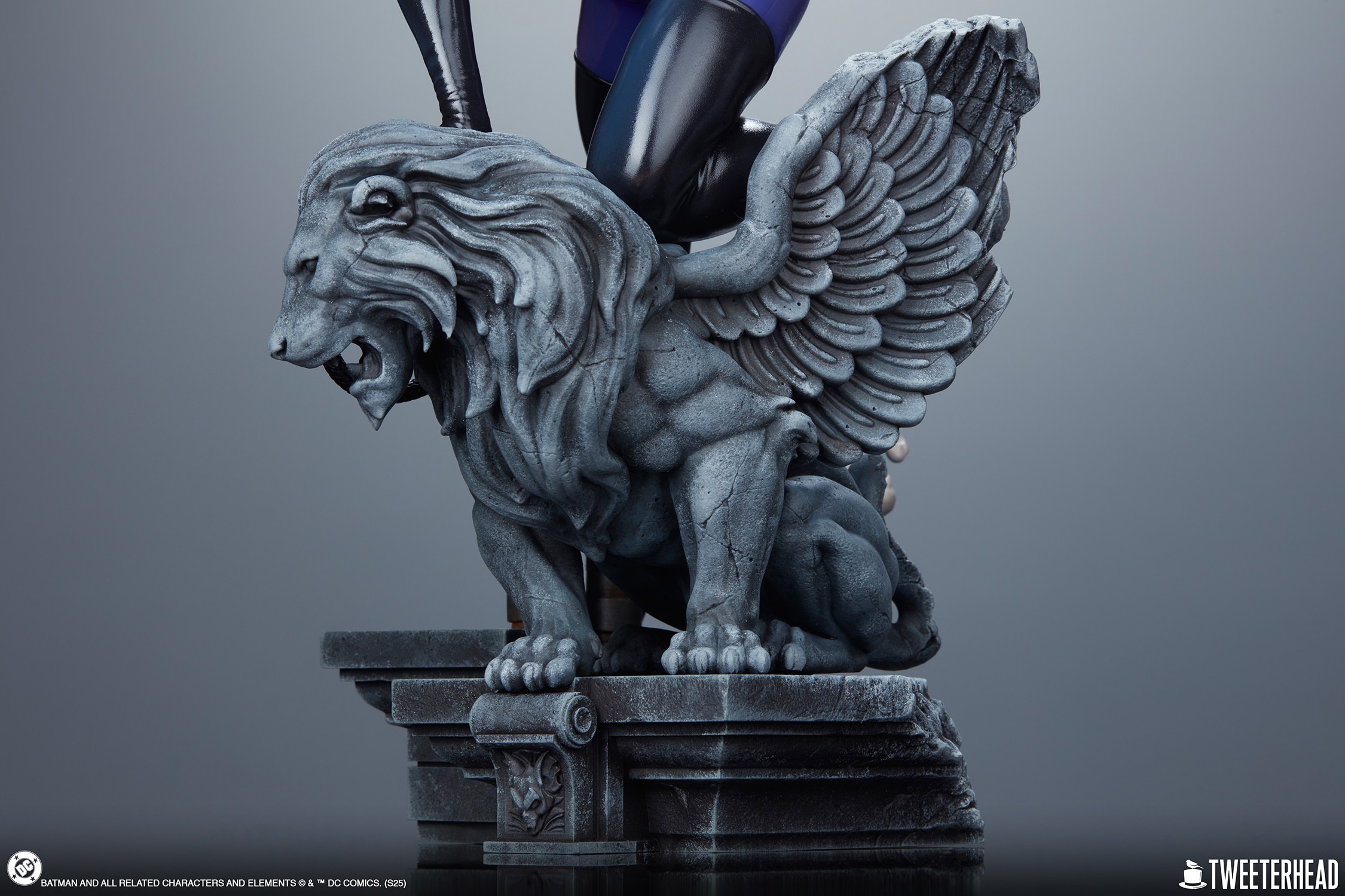 DC Comics Catwoman (Purple Edition) Quarter Scale Maquette  (Prototype Shown) View 15