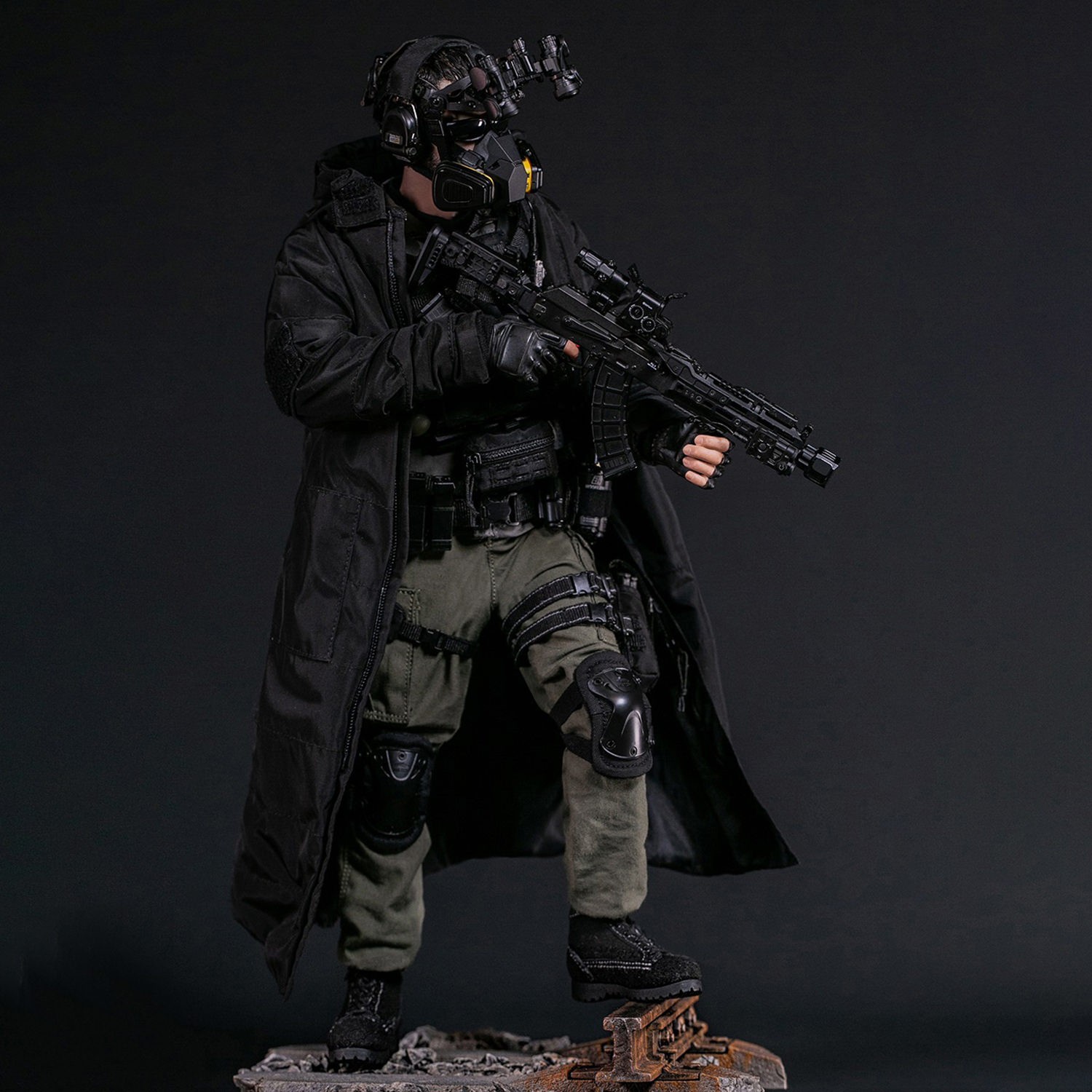 Military Contractor Ragnar Thorne Sixth Scale Figure by Damtoys