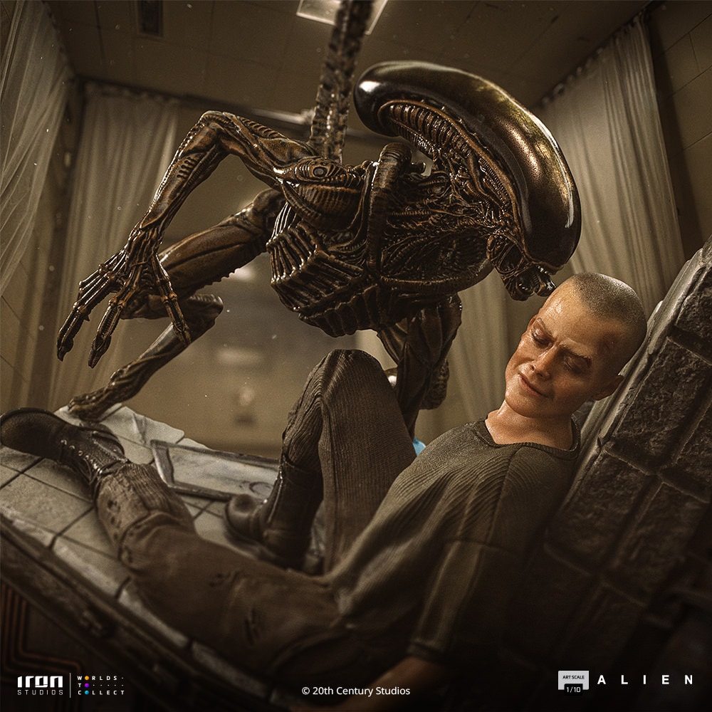 Alien 3 Ellen Ripley and Dog Alien 1:10 Scale Statue  (Prototype Shown) View 1