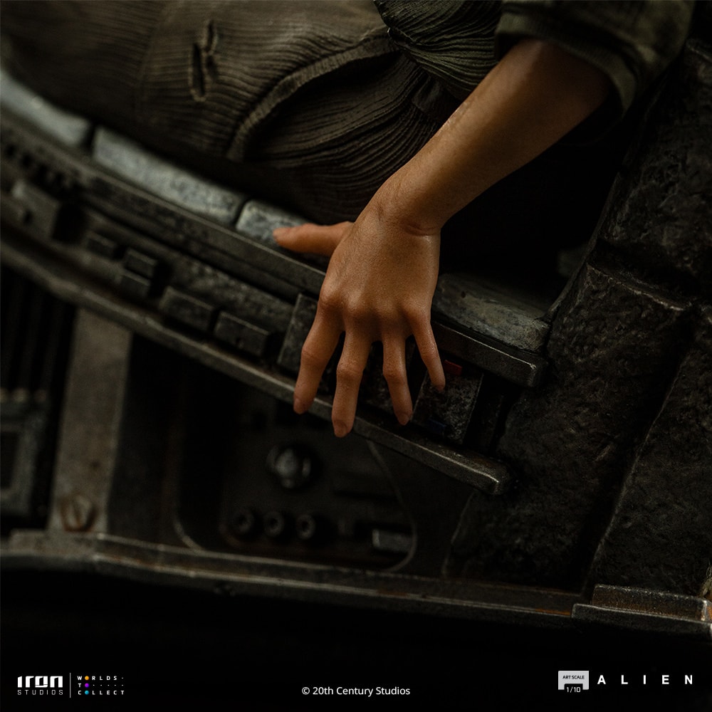 Alien 3 Ellen Ripley and Dog Alien 1:10 Scale Statue  (Prototype Shown) View 8
