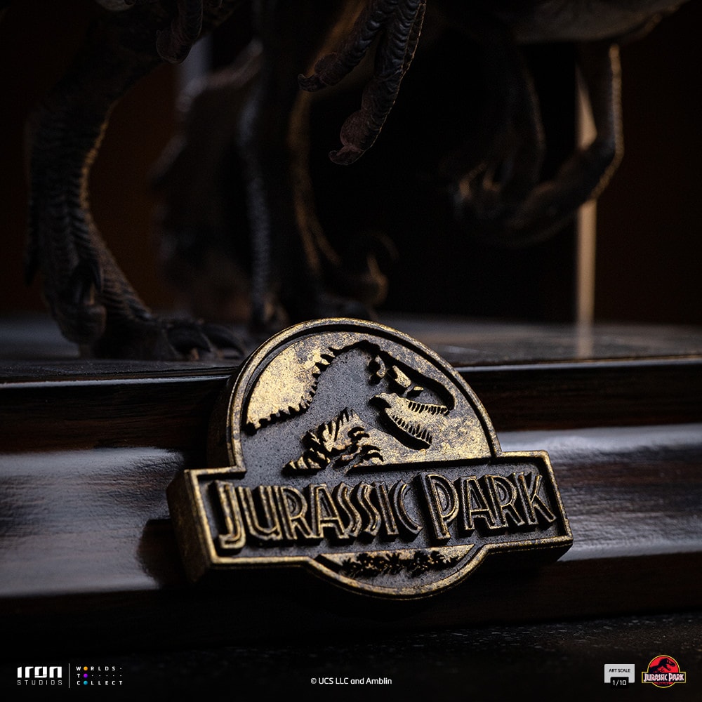 Jurassic Park Raptors at the Kitchen's Door 1:10 Scale Statue  (Prototype Shown) View 13