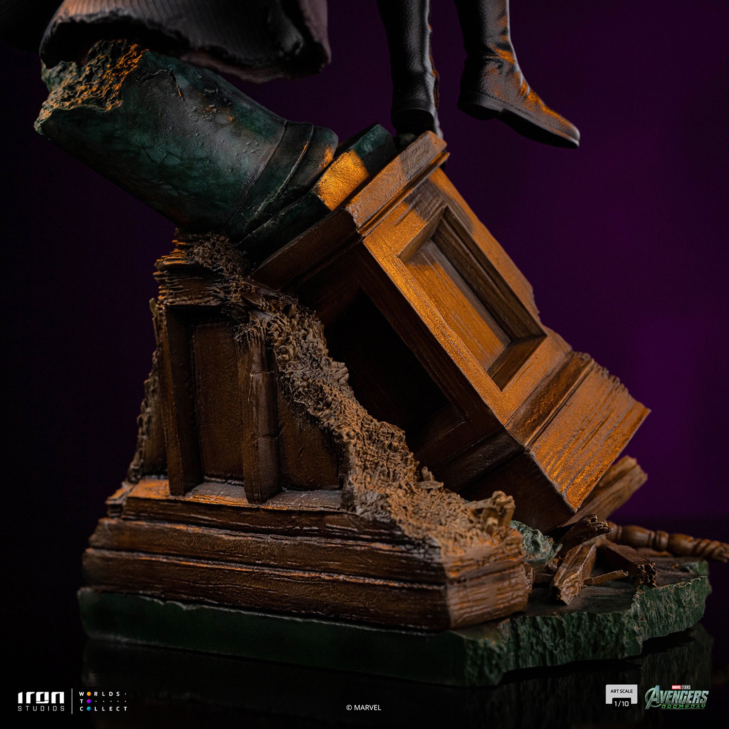 Marvel Magneto 1:10 Scale Statue  (Prototype Shown) View 7