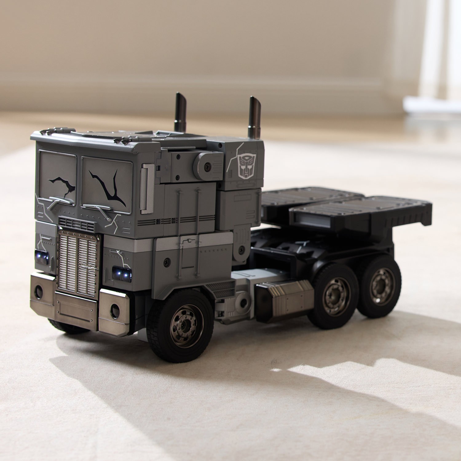 Transformers Fallen Leader Optimus Prime G1 Flagship Robot Electronics  (Prototype Shown) View 6