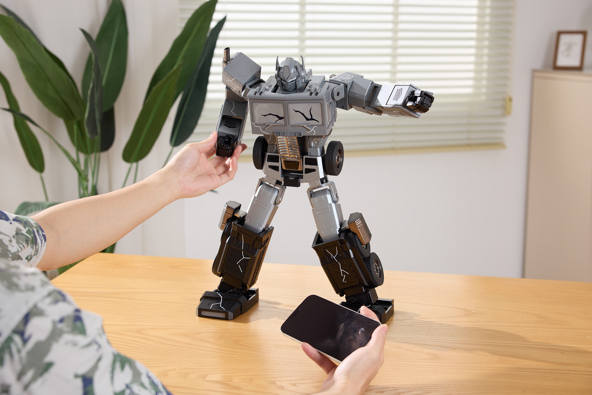 Transformers Fallen Leader Optimus Prime G1 Flagship Robot Electronics  (Prototype Shown) View 8