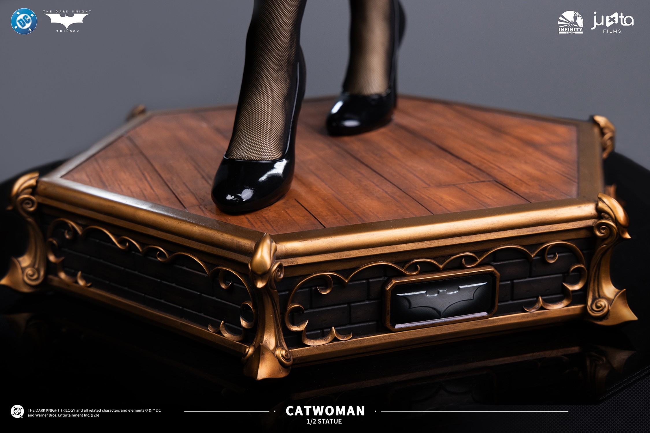 DC Comics Catwoman 1:2 Scale Statue  (Prototype Shown) View 15