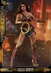 Wonder Woman Deluxe Version (Prototype Shown) View 21