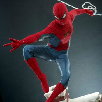 Hot Toys Spider-Man (New Red and Blue Suit) (Deluxe Version) Collectible
