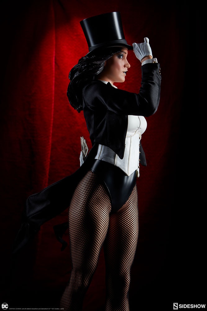 DC Comics Zatanna Premium Format™ Figure  Collector Edition  View 3