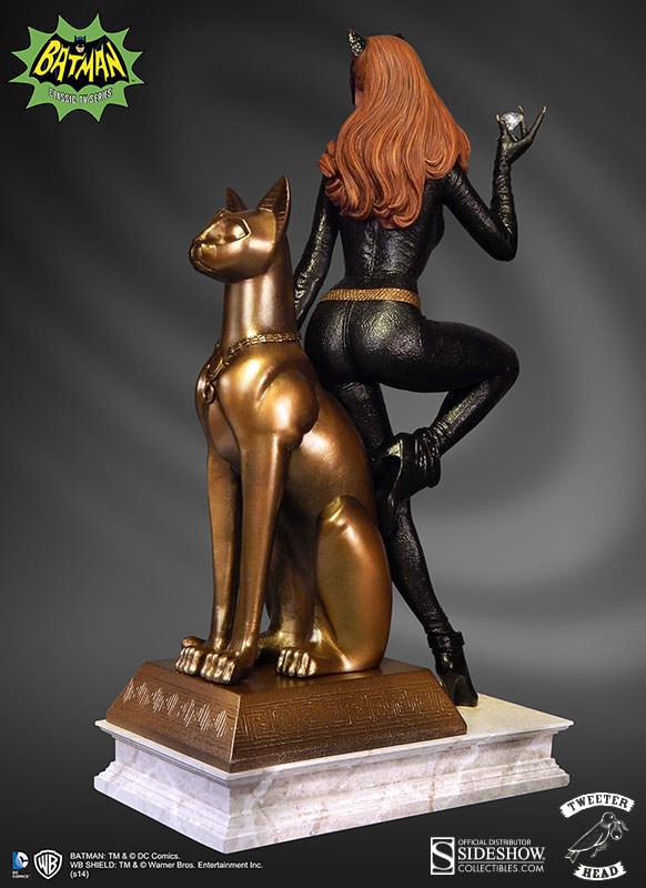 DC Comics Catwoman Maquette Diorama  View 5